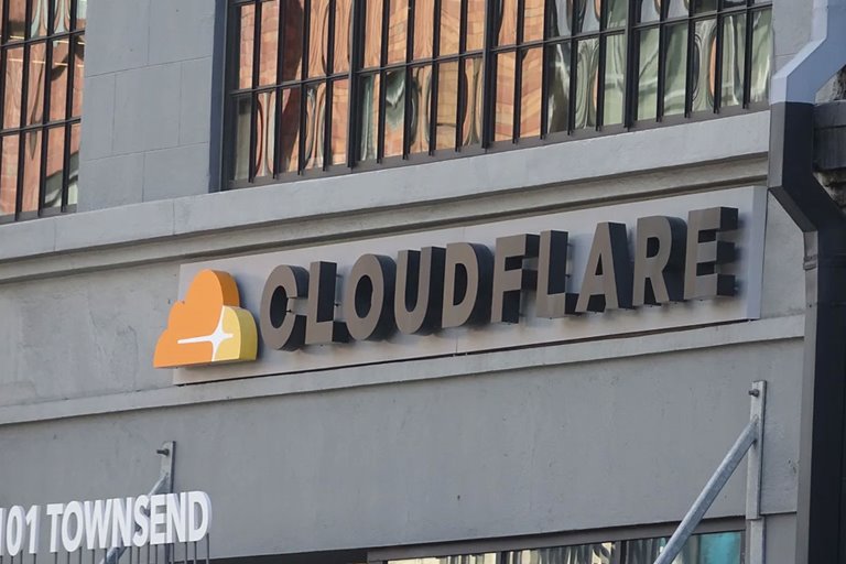  اسم دامنه CloudFlare یکی از به نام ترین سرویس‌ های DNS در دنیا می باشد که مختل شدن چند لحظه ای این دامنه باعث شد اینترنت در کل جهان با اشکالات عمده و قطعی های مکرر همراه شود.