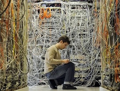 اهمیت خدمات پسیو شبکه Network Passive به حدی است که یکی از اساسی ترین قسمت های سرویس های نصب و راه اندازی شبکه های کامپیوتری به شمار می آید که  در حقیقت پیاده سازی و راه اندازی زیرساخت شبکه همچون آرایش اتاق سرور و رک سروری را دربرمی گیرد.
